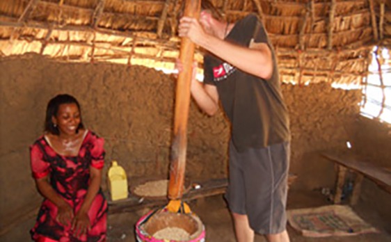 Patrick Irmer in Kenia, Handarbeit, Alltag erleben